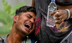 Kalpesh Patni pleure la mort de son frère de 14 ans Akash Patni, à Ahmedabad le 13 juin 2025
