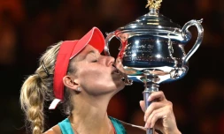 L'Allemande Angelique Kerber embrasse la Coupe de la gagnante de l'Open d'Australie le 30 janvier 2016 Ă Melbourne