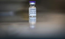 Un flacon du vaccin Pfizer/BioNTech à un centre de vaccination à Nantes, le 9 avril 2021