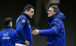 Le sélectionneur du XV de France Guy Novès (d) discute avec son capitaine Guilhem Guirado lors d'une séance d'entraînement à Marcoussis, le 9 février 2016