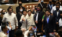 Le président élu des Philippines, Ferdinand Marcos Jr. (C), salue ses partisans lors de sa proclamation en tant que président du pays à la Chambre des représentants à Quezon City, dans la banlieue de Manille, le 25 mai 2022