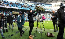 Des cameras installées au bord du terrain avant un match entre Manchester City et Chelsea, le 4 mars 2018 à l'Etihad Stadium