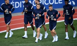 Théo Hernandez (à gauche) avec ses coéquipiers à l'entraînement de l'équipe de France au centre national du football de Clairefontaine, le 30 août 2021 