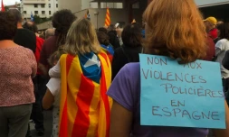 Manifestation à Perpignan, en France, devant le consulat d'Espagne contre les violences policières en Catalogne, le 2 octobre 2017