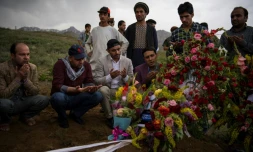 Des amis et des proches du chef de la photo à Kaboul, Shah Marai Faizi, rassemblés au moment de ses funérailles à Kaboul, le 30 avril 2018