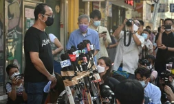 Richard Tsoi (g), secrétaire de L'Alliance de Hong Kong, groupe pro-démocratie qui organisait chaque année des veillées en souvenir de la répression sanglante de la place Tiananmen à Pékin, annonce la dissolution du groupe, le 25 septembre 2021