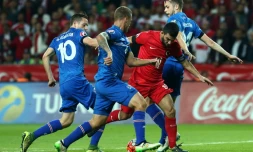 Le capitaine turc Ardan Turan (en rouge) face à l'Islande, le 13 octobre 2015 à Konya