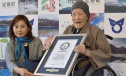 Le Japonais Masazo Nonaka, 112 ans, recevant le certificat du livre Guinness des records d'homme le plus ùgé de la planÚte