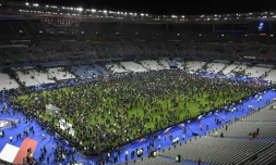 La pelouse du stade de France envahie par les spectateurs le 13 novembre 2015 à Saint-Denis après les attaques terroristes