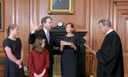 Le juge Brett Kavanaugh (g) prête serment après la confirmation par le Sénat de sa nomination à la Cour suprême, le 6 octobre 2018 à Washington