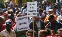 Vendredi 11 juillet 2008 - Manifestation devant la préfecture contre la vie chère et la baisse du pouvoir d'achat