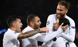 Leandro Paredes, Layvin Kurzawa et Neymar félicitent Edinson Cavani après son penalty réussi pour le PSG face à Galatasaray, le 11 décembre 2019 au Parc des Princes