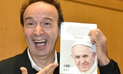 L'acteur et réalisateur Roberto Benigni présente le livre d'entretiens du pape François, "Le nom de Dieu est miséricorde", au Vatican le 12 janvioer 2015