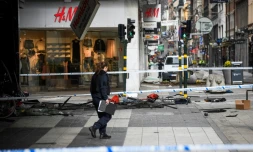 Une policière sur le site d'un attentat à Stockholm le 8 avril 2017