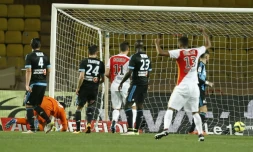 Le gardien de Marseille Steve Mandanda encaisse un but à Monaco, le 17 avril 2016 au stade Louis II