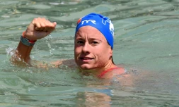 La nageuse française Aurélie Muller célÚbre sa victoire sur 10 km en eau libre aux Mondiaux de natation, le 16 juillet 2017 en Hongrie. Elle a gagné mercredi une nouvelle médaille, d'argent et sur 5 km, aux Mondiaux-2019 de Yeosu, en Corée du Sud.