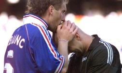 Le baiser de Laurent Blanc sur le crâne chauve de Fabien Barthez lors du match face au Paraguay au Mondial-98, le 28 juin 2018 à Lens