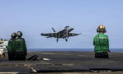 Un avion de chasse américain sur le porte-avions Abraham Lincoln, le 26 mai 2026