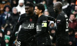 Le capitaine Marquinhos félicité par ses coéquipiers après avoir égalisé pour Paris face à Saint-Etienne à Geoffroy-Guichard, le 28 novembre 2021
