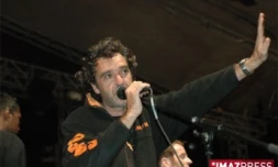 Sakifo Maurice - août 2008 - En raison des rafales de vent, le directeur du festival, Jérome Galabert, a décidé d'écourter le concert (Photo Imaz Press Réunion)