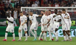 La joie de l'attaquant français Karim Benzema (c), félicité par ses coéquipiers, après avoir marqué sur pénalty face au Portugal, lors de la 3e journée du groupe F à l'Euro 2020, le 23 juin 2021 à Budapest