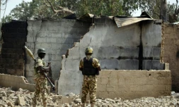 Des soldats sur le site d'une attaque de Boko Haram près de Maiduguri, au Nigeria, le 4 février 2016