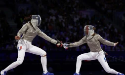 Les sabreuses françaises Manon Apithy-Brunet (droite) et Sara Balzer (gauche) s'affrontent pour la médaille d'or le 29 juillet 2024 aux JO, à Paris