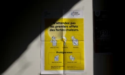 Une affiche invitant à pendre des précautions face aux fortes chaleurs, à la mairie de Noisy-le-Sec (Seine-saint-Denis), le 14 août 2025