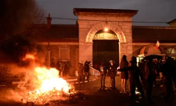 Des palettes de bois brûlent devant l'entrée de la prison de Fresnes bloquée par des surveillants, le 16 janvier 2018