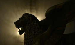 La statue d'un lion ailé au Lido de Venise, le 2 septembre 2013