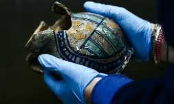 Une cruche en céramique, récupérée sur l'épave du Camarat 4, lors de son analyse au laboratoire du Drassm à Marseille, le 16 avril 2026