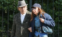 Le musicien et compositeur franco-algérien Areski Belkacem (à gauche) et la chanteuse Brigitte Fontaine quittent la messe d'obsÚques du compositeur et chanteur français Alain Bashung, le 20 mars 2009, en l'église Saint-Germain-des-Prés, à Paris