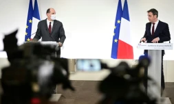 Le Premier ministre français Jean Castex (G) et le ministre de la Santé Olivier Veran lors d'une conférence de presse le 18 mars 2021 à Paris