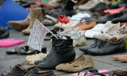 La place de la République à Paris couverte de chaussures, "marche" silencieuse et symbolique pour le climat, en lieu et place d'un défilé interdit par les autorités françaises dans le cadre de l'état d'urgence, le 29 novembre 2015