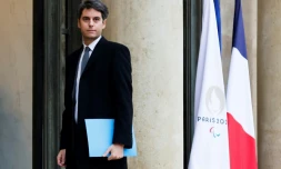 Le nouveau Premier ministre Gabriel Attal arrive à l'Elysée pour le premier Conseil des ministres de son gouvernement, le 12 janvier 2024 à Paris