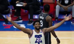 Joel Embiid des Philadelphia 76ers contre les Brooklyn Nets en NBA le 14 avril 2021 au Wells Fargo Center Ă Philadelphie