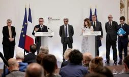 Le Premier ministre Sébastien Lecornu, entouré de plusieurs de ses ministres, Paris, le 21 mai 2026