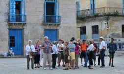 Des touristes visitent le quartier historique de La Havane le 16 décembre 2015