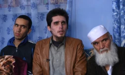 L'étudiant afghan Mohammed Yousuf (c), 23 ans, qui a passé neuf mois en captivité aux mains des jihadistes de l'EI, lors d'une interview avec l'AFP, le 17 novembre 2015 à Kaboul
