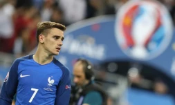 L'attaquant de l'équipe de France Antoine Griezmann à la fin de la finale de l'Euro perdue face au Portugal au Stade de France, le 10 juillet 2016