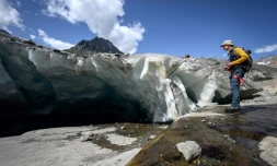 Le glaciologue suisse Matthias Huss observe une cavité sur le glacier d'Aletsch le 25 août 2021