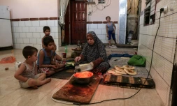Une femme palestinienne fait du pain profitant de quelques heures de courant pare jour à Rafah, dans la bande de Gaza, le 3 août 2017