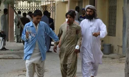 Un blessé acheminé à l'hôpital, le 13 juillet 2018 à Quetta, après l'attentat suicide qui a frappé une réunion électorale à Mastung, au sud-ouest du Pakistan