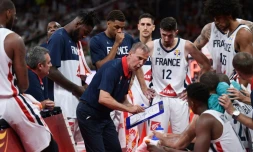 Vincent Collet (c) donne ses consignes pendant un temps mort lors du match de phase de poules du Mondial face Ă l'Allemagne, Ă Shenzhen en Chine, le 1er septembre 2019
