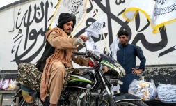 Un vendeur propose des drapeaux de l'Emirat islamique d'Afghanistan, nom donné au pays par les autorités talibanes, à Kaboul, le 14 août 2023