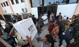 Déchargement de matériel électoral avant les élections générales à Timika, en Papouasie centrale, le 13 février 2024 en Indonésie