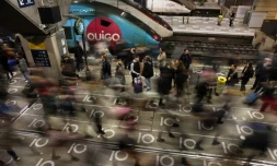 Des passagers sur un quai de la gare Montparnasse à Paris le 15 février 2024