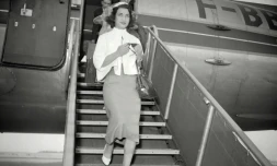 La soeur jumelle de l'ancien Chah d'Iran, la princesse Ashraf Pahlavi, dans les années 1950 lors de son arrivée en France