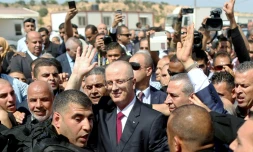 Le Premier ministre palestinien Rami Hamdallah (c), à son arrivée à Beit Hanoun, le 2 octobre 2017 dans la bande de Gaza