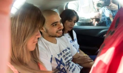 Le soldat franco-israélien Elor Azaria (c) condamné à 18 mois de prison pour avoir achevé un assaillant palestinien blessé, part de Ramlé pour la prison, le 9 août 2017